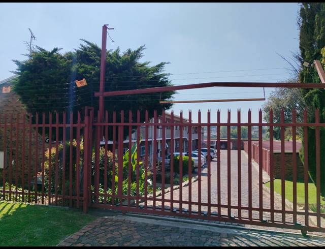 2 BEDROOM FLAT FOR SALE IN KEMPTON PARK EXT 5